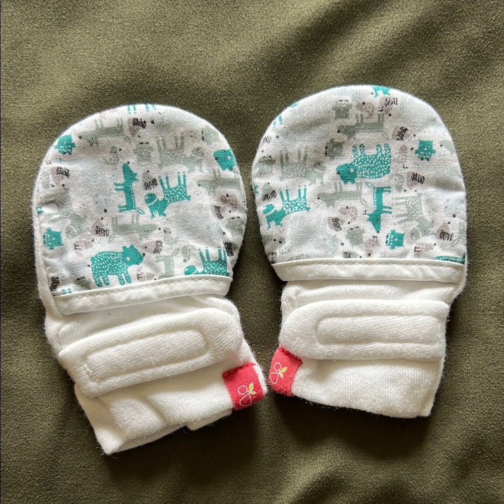 {GOUMI} never worn 3-6mo baby mits